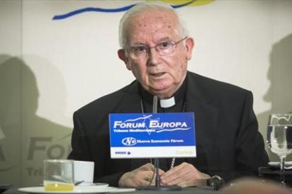 El cardenal de Valencia, Anotnio Cañizares, en una intervención ante la prensa..