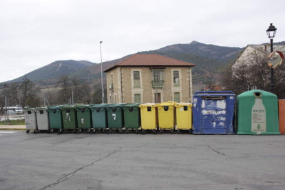Una de las zonas con mayor concentración de contenedores de basura de la villa de Boñar. CAMPOS