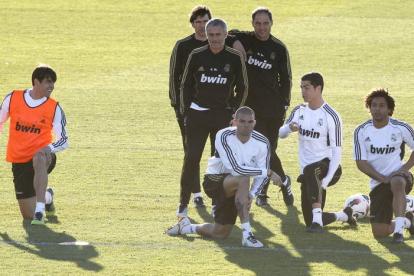José Mourinho dirigiendo el entrenamiento de ayer de sus hombres en Valdebebas.