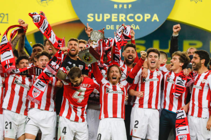 El Athletic Club de Bilbao levanta la Supercopa de España tras superar al Barcelona en la gran final. RFEF