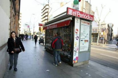 Aspecto de un kiosko de plaza España esta
mañana. Foto: RICARD CUGAT