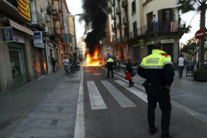 Container quemado en la calle Olzinelles de Barcelona. Foto: RICARD CUGAT