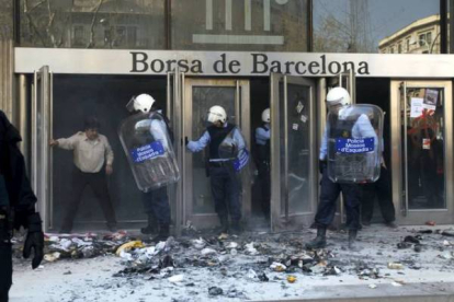 Mossos d'Esquadra en las puertas de la Bolsa de Barcelona, en el paseo de Gracia. Foto: ENRIC BERTRAN