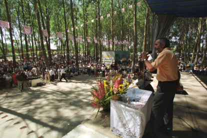 Matías Llorente, cuando ejercía de secretario general de la Ugal, en la XVII Fiesta Campesina celebrada en 1999 el puente Villarente. NORBERTO