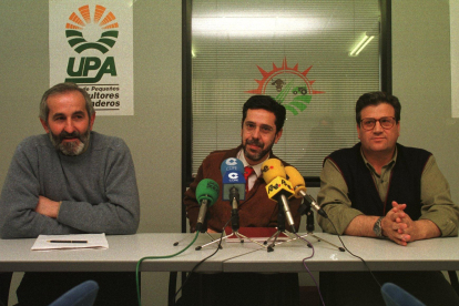 Fernando Moraleda, Julio López y Matías llorente durante una rueda de prensa de Upa, en el año 2000. NORBERTO