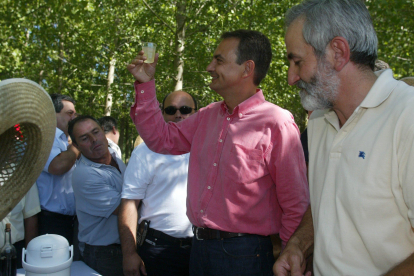 José Luis Rodríguez Zapataero y Matías Llorente en una fiesta campesina en Hospital de Órbigo organizada por la Unión de Ganaderos y Agricultores de León (Ugal), en 2002. ANA M. DIEZ