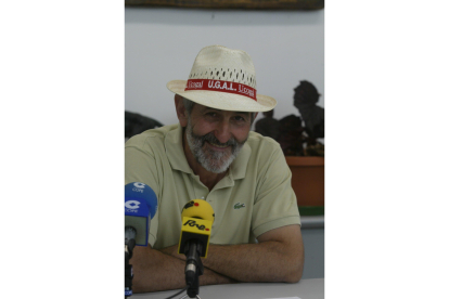 Matías Llorente ejerciendo de presidente de la Unión de Ganaderos y Agricultores de León, Ugal-Upa, con un sombrero de Ucogal. DANIEL