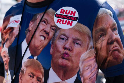 Una camiseta muestra las muecas de Trump. ELIJAH NOUVELAGE