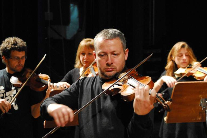El violinista Fabio Biondi, en primer término, director de la formación Europa Galante