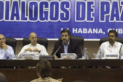 Los negociadores de Colombia y las FARC, durante la lectura del acuerdo, este sábado en La Habana.