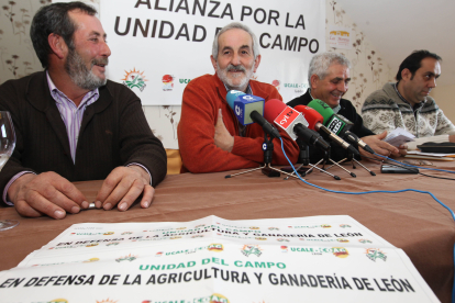 El por entonces secretario general de Ugal Upa, Matías Llorente y el coordinador de Ucale-Coag, Víctor González anuncian su candidatura conjunta para las elecciones a las Cámaras Agrarias, en 2012. RAMIRO