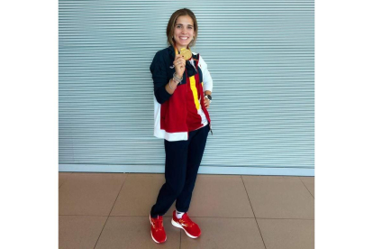 La atleta leonesa Marta García posa con la medalla de oro antes de partir a los Juegos Mediterráneos de Orán (Argelia). RODRIGO SUÁREZ