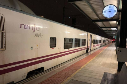 Tren Alvia estacionado en León el martes para cubrir el viaje del AVE a Madrid a las 7.10 horas.