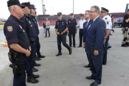 El ministro Juan Ignacio Zoido ha visitado a los agentes de la Policía y la Guardia Civil desplegados en Barcelona