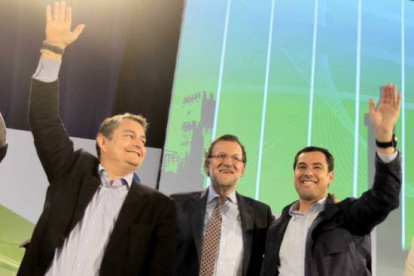 El presidente del Gobierno, Mariano Rajoy (c), junto al candidato popular a la Presidencia de la Junta, Juanma Moreno (d) y al delegado del Gobierno en Andalucía, Antonio Sanz, el pasado 6 de marzo.