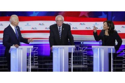 De izquierda a derecha, Joe Biden, Bernie Sanders y Kamala Harris, durante el segundo debate demócrata, en Miami.