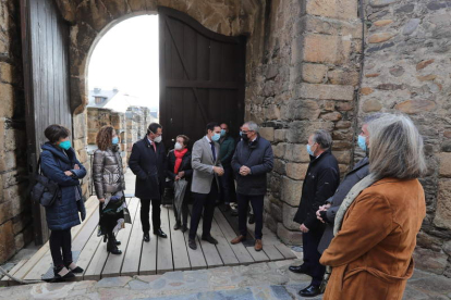 El viceconsejero de Cultura y otras autoridades, a su llegada al Castillo de Ponferrada. ANA F. BARREDO