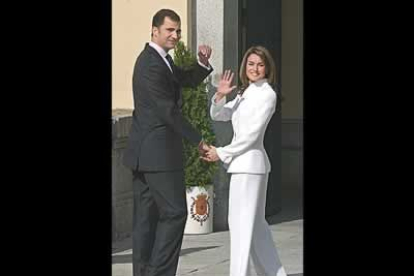 Este sastre por el que apostó el día de la pedida fue muy criticado. Un Armani en blanco inmaculado que, no obstante, han copiado algunas firmas.