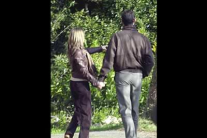 Las escasas visitas de la pareja a Asturias, tierra natal y familiar de Letizia, siempre nos dejan ver a una joven más desenfadada en su atuendo, con pantalones tejanos, cazadoras de ante y jerseis de cuello vuelto.