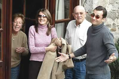 Es en estas situaciones cuando Letizia pasa del maquillaje y esconde su mirada en grandes gafas de pantalla. También muestra su gabán amarillo, una de sus prendas favoritas de sport.