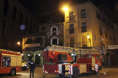 Actuación de los bomberos en el centro de Segovia.