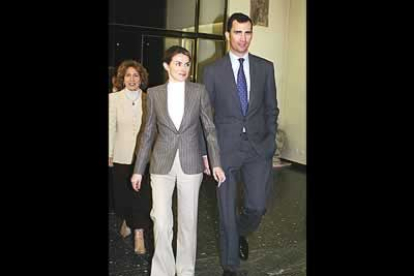 En sus continuas apariciones, desde que se conociera el compromiso, a Letizia le gusta alternar los trajes con chaquetas y pantalones de diferente tono.