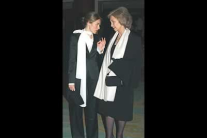 Letizia eligió un esmoquin negro (en tendencia) y una blusa con gran lazada al cuello para asistir al Teatro Real con su futura suegra.