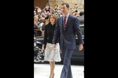 Al igual que sucede con su ropa, Letizia escapa de las estridencias en el peinado y maquillaje.