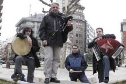 Los integrantes del grupo leonés Pandetrave, que hoy actúa en el festival folk de Valdavido-Truchas