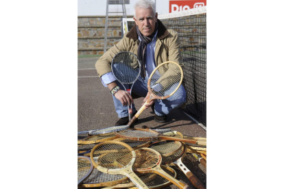 Luis Prieto tiene una colección de cerca de 200 raquetas; muchas pertenecieron a famosos jugadores de la historia del tenis.