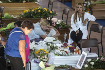 Familiares y amigos, junto a los féretros de los fallecidos en el terremoto de Italia del miércoles, este sábado, en Ascoli Piceno.