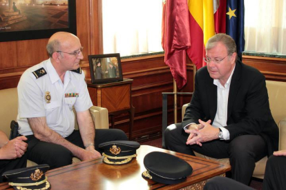El alcalde recibe al jefe superior de la Policía Nacional en Castilla y León, Juan José Campesino