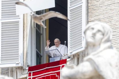 El papa Francisco, ayer en la Plaza de San Pedro. FABIO FRUSTRACI