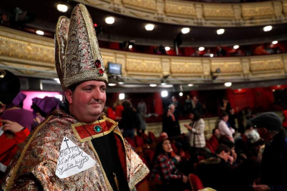 El hostelero leonés Juan López no faltó a su cita en el Teatro Real disfrazado de obispo.