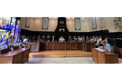 Imagen de la junta de seguridad celebrada el viernes en el Ayuntamiento de Astorga. DL