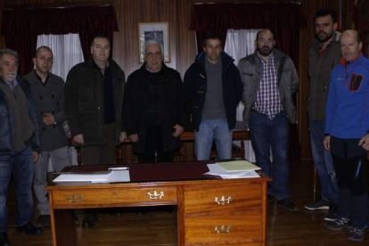 Los alcaldes de los municipios del parque regional de Picos de Europa se reunieron ayer en Riaño. campos