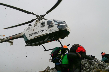 En las labores de búsqueda colaboró el helicóptero de la Unidad Aérea de León. REDACCIÓN.