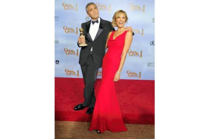 George Clooney, con su premio como Mejor Actor por 'Los descendientes' junto a Stacy Keibler. Foto: Mark J. Terrill | AP