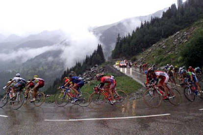 El pelotón desciende el Croix de Fer, en una edición del Tour de Francia.