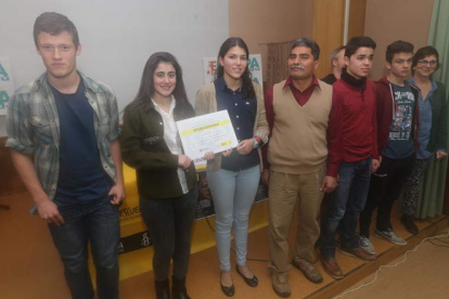 Juan Sosa, en el centro, posa junto a alumnos premiados por el corto ‘Caras ocultas’.