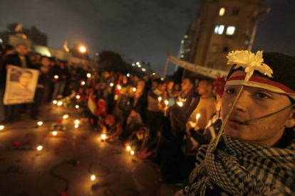 Ciudadanos egipcios participan en una vigilia conmemorativa del primer aniversario de la revuelta que acabó con el régimen de Mubarak, el sábado, en El Cairo.