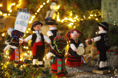 Escenas de la vida cotidiana y de la tradición del pueblo se suman a los motivos navideños hechos con ganchillo. RAMIRO