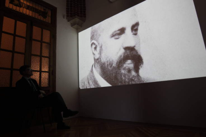 Imagen del arquitecto catalán proyectada durante una presentación en el palacio de Gaudí. JESÚS F. SALVADORES