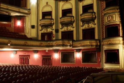 Aspecto del Teatro Emperador el año que cerró sus puertas, en 2006. RAMIRO