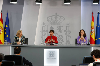 Nadia Calviño, Isabel Rodríguez e Ione Belarra, durante la rueda de prensa posterior a la reunión del Consejo de Ministros. JAVIER LIZÓN