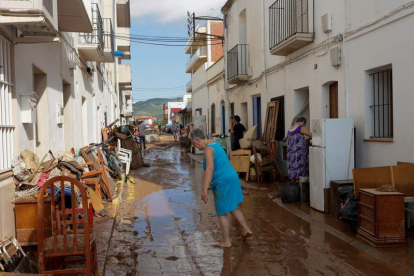 Una vecina participa en la limpieza de los daños del temporal en les Cases d’Alcanar (Tarragona). Q. GARCÍA