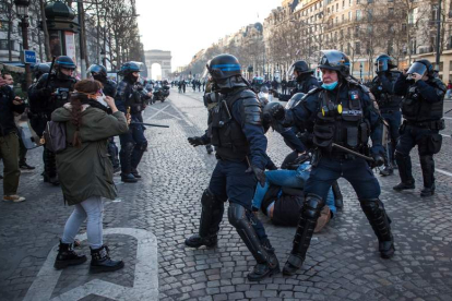 Enfrentamientos entre policías y antivacunas en París. C. PETIT TESSON
