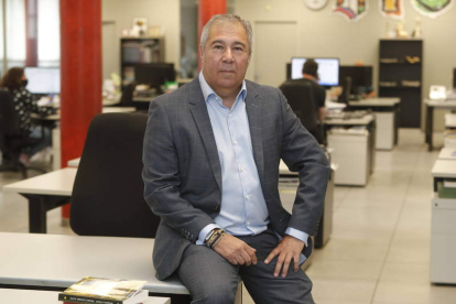 El director de Diario de León, Joaquín S. Torné, que publica una nueva novela, en la redacción del periódico. RAMIRO