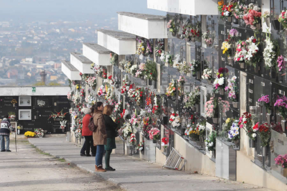 El cementerio de Ponferrada, el año pasado, durante el Día de Todos los Santos. L. DE LA MATA