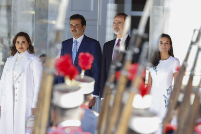 Los reyes de España junto al emir de Catar y su mujer en el Palacio Real. CHEMA MOYA